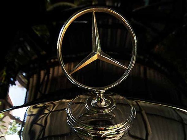 Un cura venderá su Mercedes gracias al pedido del Papa