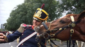 la historia detras de la selfie del granadero y el caballo que causo furor la historia detras de la selfie del granadero y el caballo que causo furor