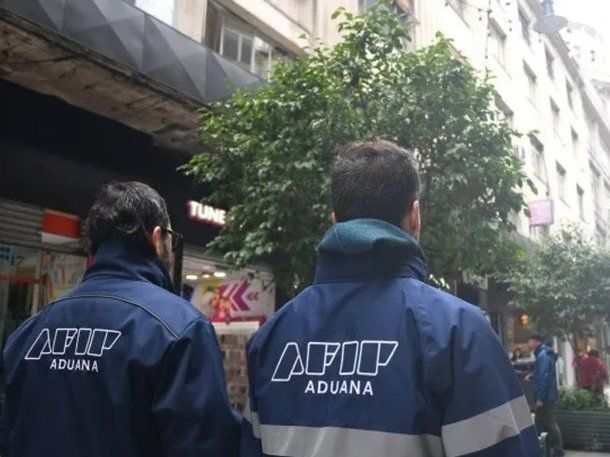 Nuevos operativos en la City porteña para frenar la suba del dólar blue