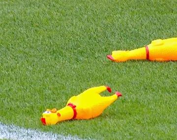 El cotillón de Boca: hinchas lanzaron gallinas de goma a los jugadores de River