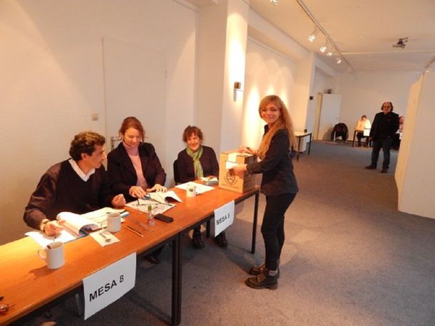 Los argentinos en Australia, Rusia y España fueron los primeros en votar