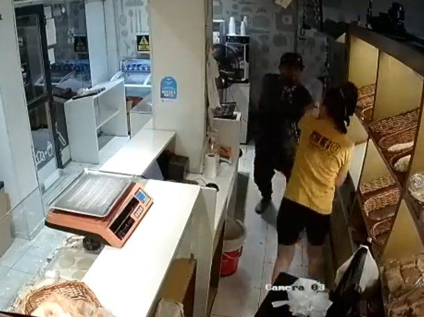 Cansada de los robos, la dueña de un panadería se defendió a cuchilladas de un nuevo asalto