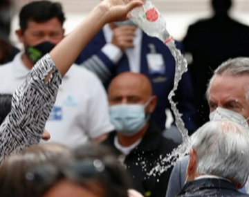 Una mujer le tiró agua a Sebastián Piñera durante un acto en Chile
