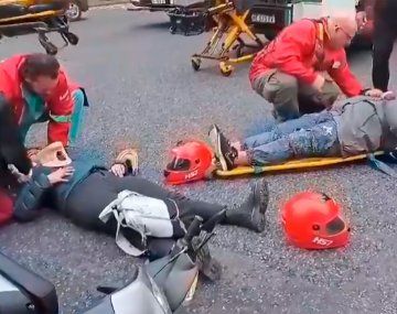 Video: motociclistas quedaron tendidos en el asfalto tras chocar con un auto