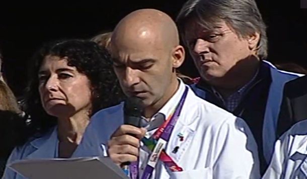 Médicos del Garrahan hicieron un acto en la puerta del hospital