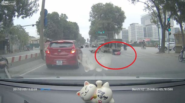 Chocó contra un camión y la pasó por arriba