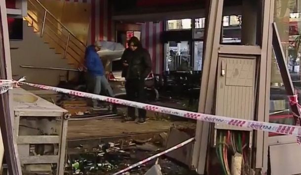 Un auto se incrustó en una confitería en Flores