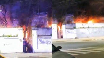 Un voraz incendio destruyó una casa abandonada en Caballito: creen que el fuego lo iniciaron okupas