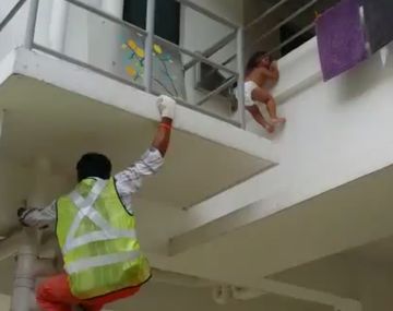 Rescatan a una beba que casi cae al vacío por querer agarrar un iPad