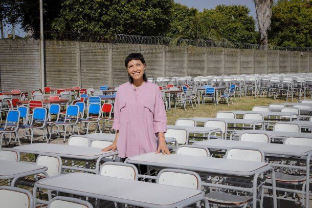 Mayra Mendoza entregó nuevo mobiliario para escuelas de Quilmes