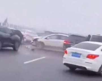Caos en China: más de 100 autos involucrados en un choque masivo por la niebla