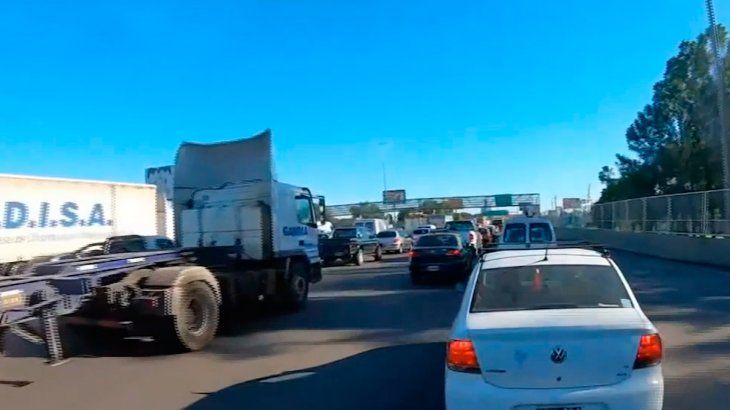 Caos en la autopista Buenos Aires-La Plata por cierre del empalme con la 25 de Mayo
