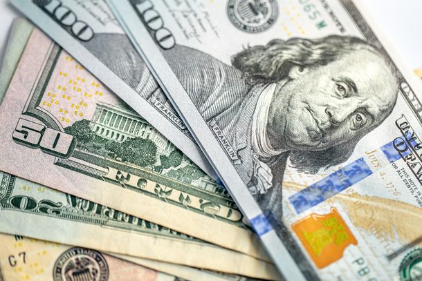 El dólar global caía levemente el jueves