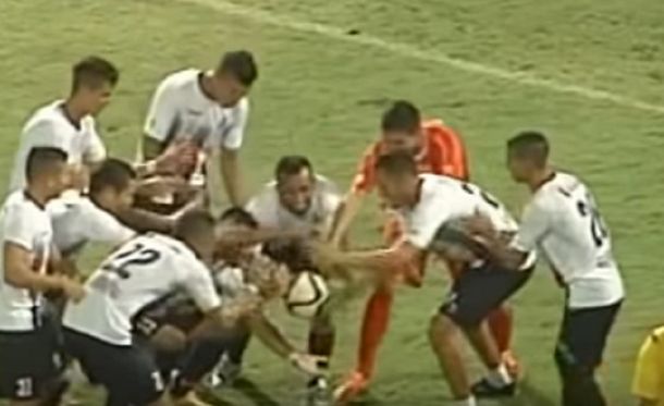 ¿Cómo hizo? Un jugador celebró un gol haciendo levitar la pelota