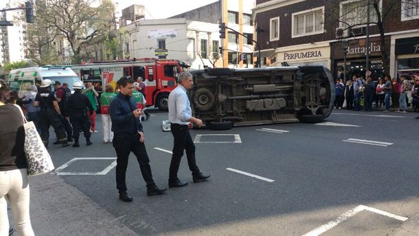 Una ambulancia chocó con un auto y volcó: cinco heridas