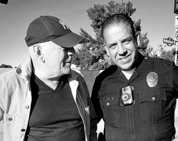 El video de Bruce Willis con dos policías que combatieron el fuego en Los Ángeles