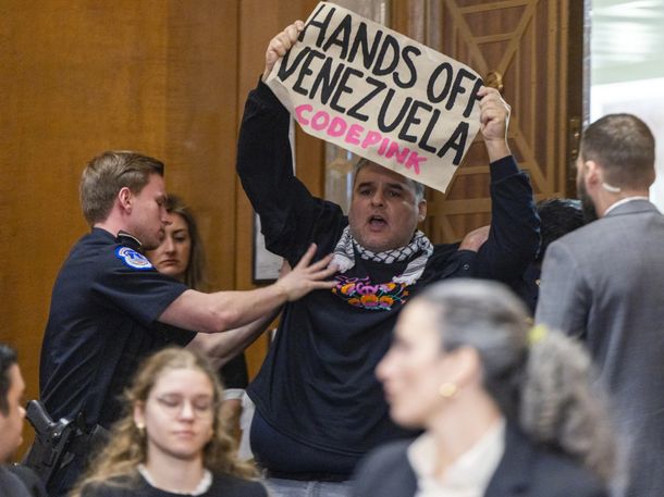 Un manifestante sorprendió a Marco Rubio en el Senado de Estados Unidos: Quita tus manos de Venezuela