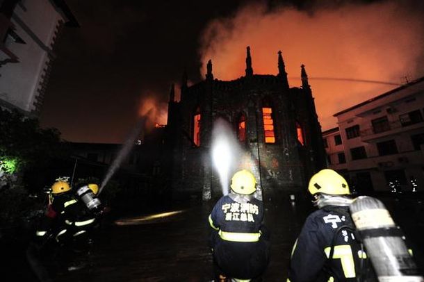 Enormes pérdidas por la destrucción de una centenaria iglesia tras un incendio en China
