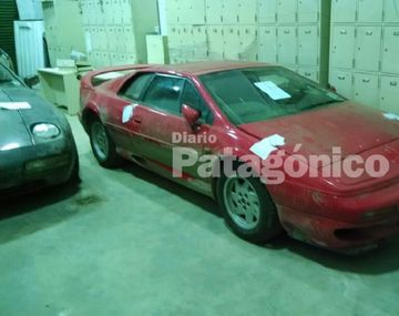 Así están los autos del staff de Top Gear en la Aduana de Río Grande (foto de Patagónico.net)