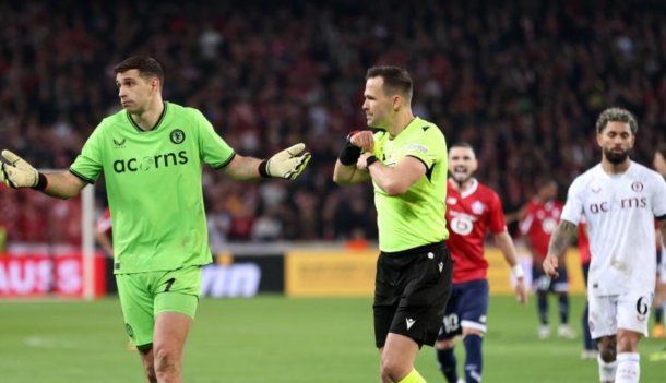 Por qué Dibu Martínez recibió dos amarillas pero no fue expulsado en la Conference League