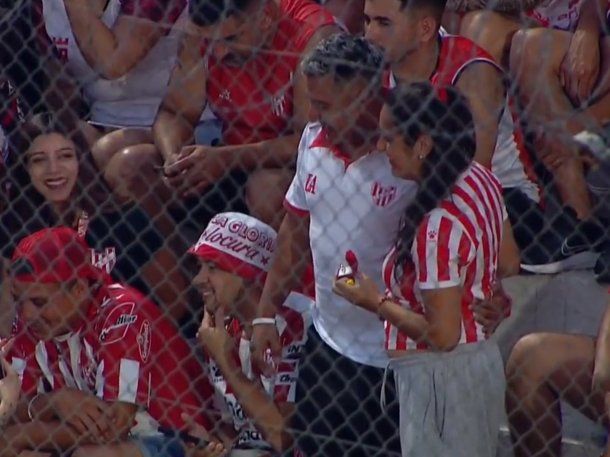 Video: un hincha de Instituto le pidió casamiento a su novia en la vuelta a Primera 