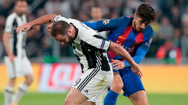 La reacción de un árbitro cuando ingresa al campo André Gomes