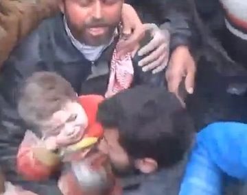 El emotivo rescate de un bebé bajo los escombros en Siria
