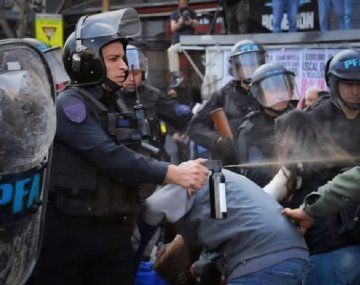 Procesan al policía que gaseó a una nena de 10 años en una marcha de jubilados