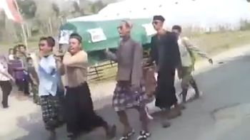 insolito: llevaban un ataud y se les cayo el muerto insolito: llevaban un ataud y se les cayo el muerto