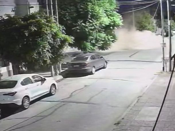 Impresionante derrumbe en Sarandí: un auto de colección quedó aplastado en un galpón