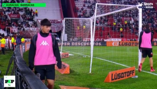 El arquero de Barracas denunció que alcanzapelotas de Huracán le robaron pertenencias: Molesta