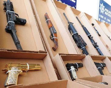 Un niño lleva un arma a la escuela y descubren un arsenal en su casa