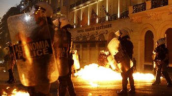 disturbios e incidentes frente al parlamento griego disturbios e incidentes frente al parlamento griego