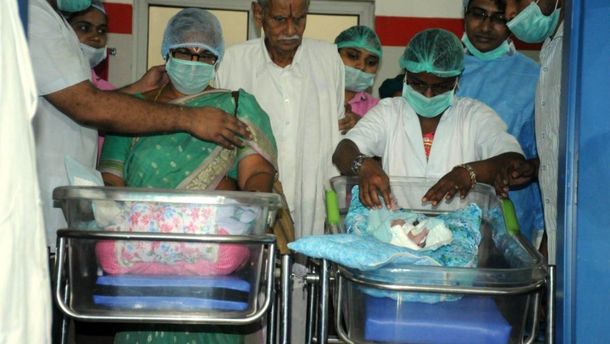 Una mujer de 74 años dio a luz por primera vez en India y rompió un récord