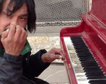 Linyera prodigio toca el piano y es furor en la Web