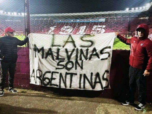 La hinchada de Cienciano desplegó una bandera a favor del reclamo de soberanía argentina sobre las Malvinas y emocionó a Lanús.