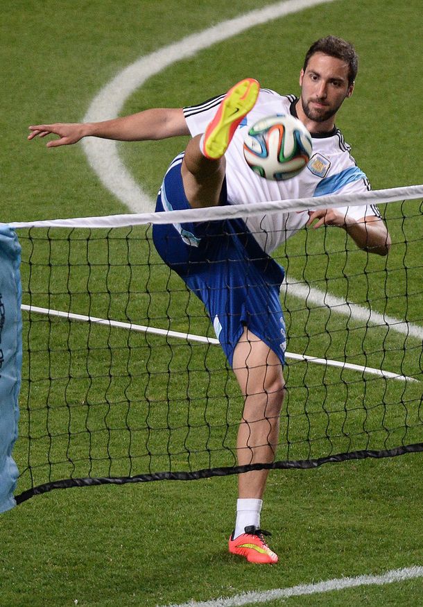 ¿Por qué Higuaín no practica con los titulares de Argentina?