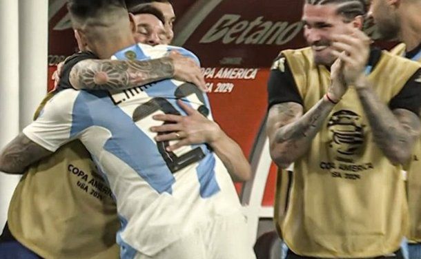 El emotivo abrazo de Lautaro Martínez a Lionel Messi en el festejo del 1-0