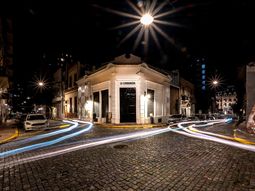 San Telmo alberga una terraza vidriada única que resguarda tradición y gastronomía al fuego
