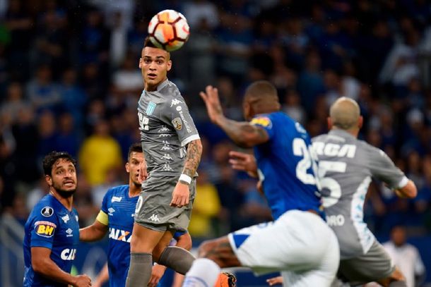 Lautaro Martínez conecta de cabeza en el que pudo ser su último partido en Racing Lautaro Martínez conecta de cabeza en el que pudo ser su último partido en Racing