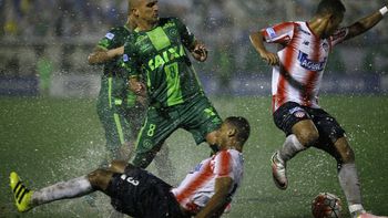 El jugador del Chapecoense Gil (al centro) disputa la pelota balón con Pérez (abajo) y Balanta (a la derecha) del Junior El jugador del Chapecoense Gil (al centro) disputa la pelota balón con Pérez (abajo) y Balanta (a la derecha) del Junior