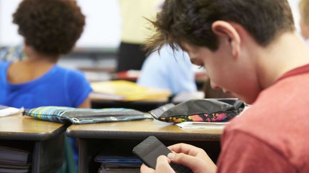 Se derogó una resolución que prohibía el uso de celulares en las aulas bonaerenses.
