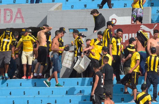 Suspendieron el clásico uruguayo: hinchas de Peñarol tiraron garrafas