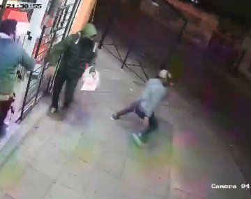 Así balearon a una empleada durante un intento de robo en una heladería