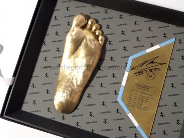 La escultura 3D del pie izquierdo de Maradona llegó a Nápoles: video inédito de Diego