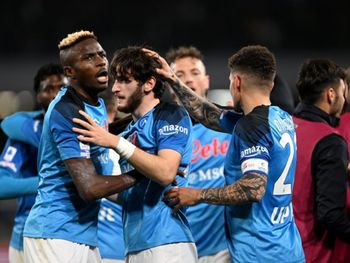 Napoli le ganó a la Juventus sobre la hora y acaricia el Scudetto