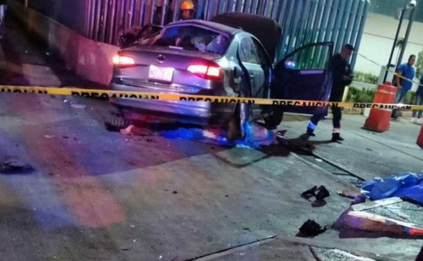 El auto que atropelló y mató cuatro personas en puerta de hospital IMSS.