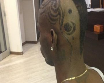 Balotelli sigue experimentado con sus peinados raros