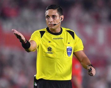 Boca vuelve a cruzarse a Jesús Valenzuela: el polémico antecedente dirigiendo al Xeneize