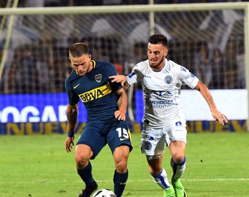 Nahitan Nández, uno de los pocos titulares, se lleva la pelota